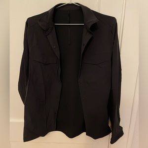 Men’s Lululemon lightweight button-up over shirt, Size M